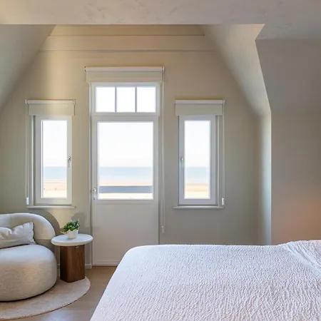 Villa Unieke Catherine Met Frontaal Zeezicht, Parking Sauna En Strandcabine De Panne